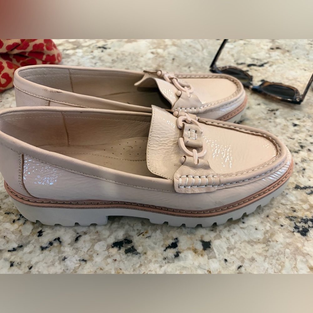 Elegant Women's Loafers in Cream Donald pliner